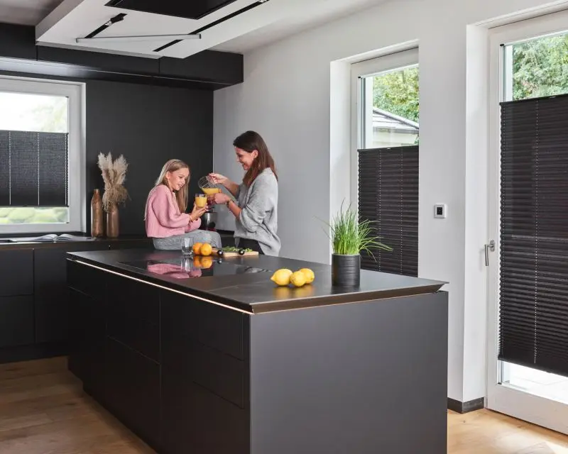 Plissees für die Küche angebracht in Schwarz in Terassentür und Fenster