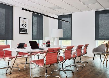 Rollo für das Büro und Konferenzräume als lichtdurchlässiger Sichtschutz Rollo für das Büro und Konferenzräume als lichtdurchlässiger Sichtschutz