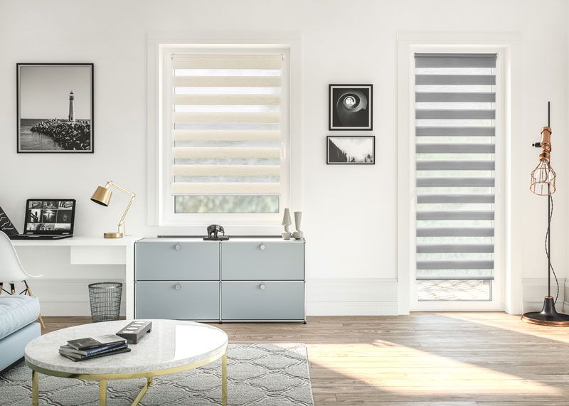 Doppelrollo für das Wohnzimmer als Sonnenschutz in grau und weiß für Türen und Fenster Doppelrollo für das Wohnzimmer als Sonnenschutz in grau und weiß für Türen und Fenster