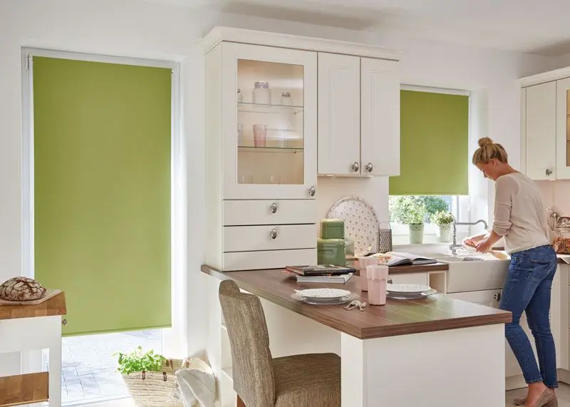 Rollo für die Küche als blickdichter Sichtschutz in Grün