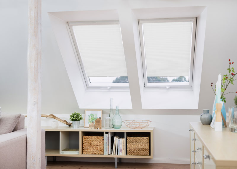 Weiße Dachfensterplisses in einen Wohnzimmer mit Saugnapf Weiße Dachfensterplisses in einen Wohnzimmer mit Saugnapf