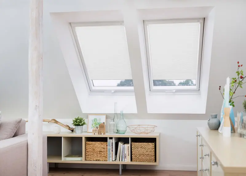 Weiße Dachfensterplisses in einen Wohnzimmer mit Saugnapf