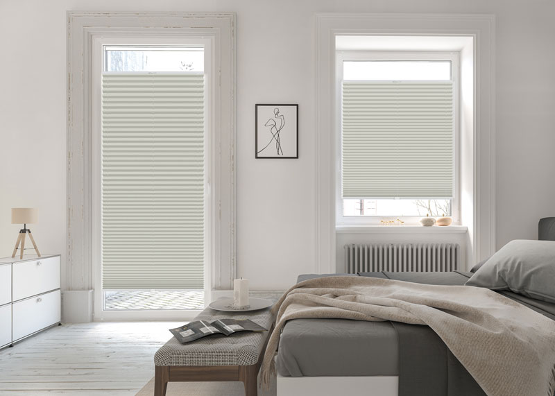Plissee ohne Bohren in weiß und geklebt in einem Fenster und bodentiefen Fenster