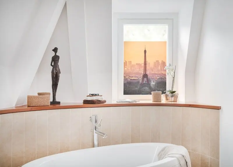 Fensterfolie mit Motiv vom Pariser Eifelturm selbstklebend und blickdicht in einem Badezimmer