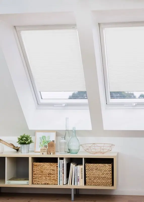 Plissees in weiß mit Saugnäpfen angebracht in einen Dachfenster