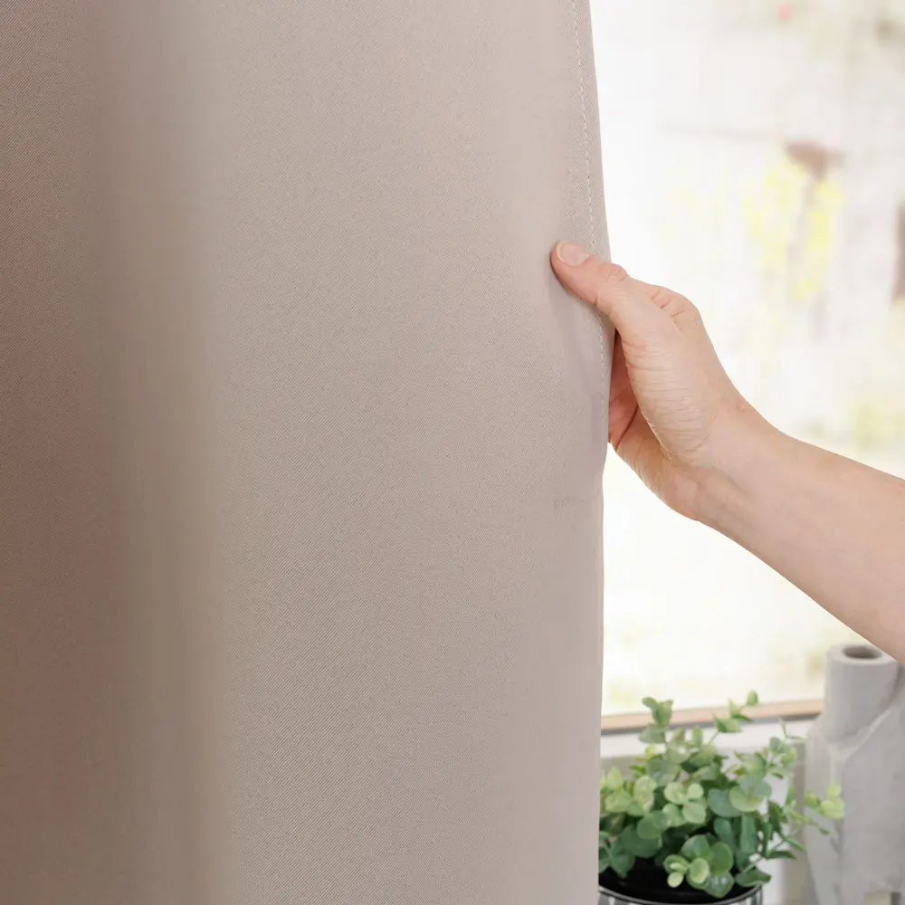 Blickdichter Gardinenvorhang zur Verdunkelung in der Detailansicht