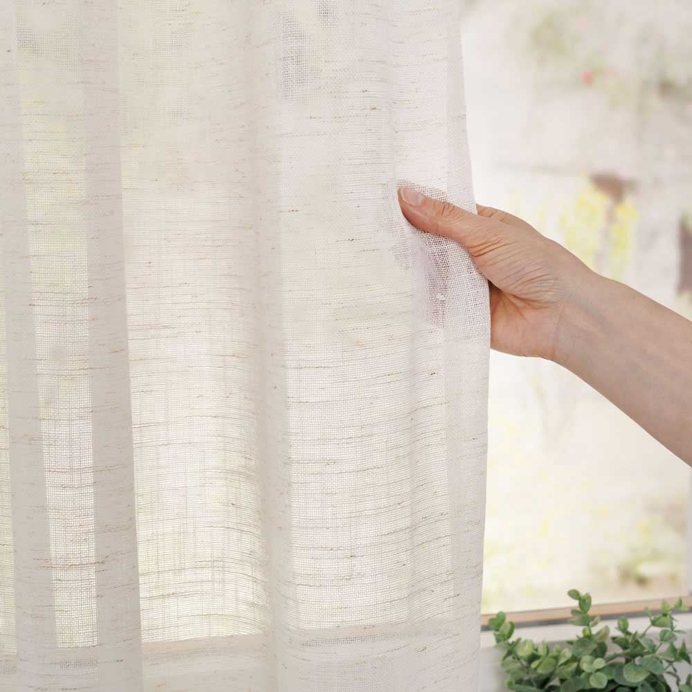 Transparenter Gardinenvorhang aus Leinen in der Detailansicht Transparenter Gardinenvorhang aus Leinen in der Detailansicht