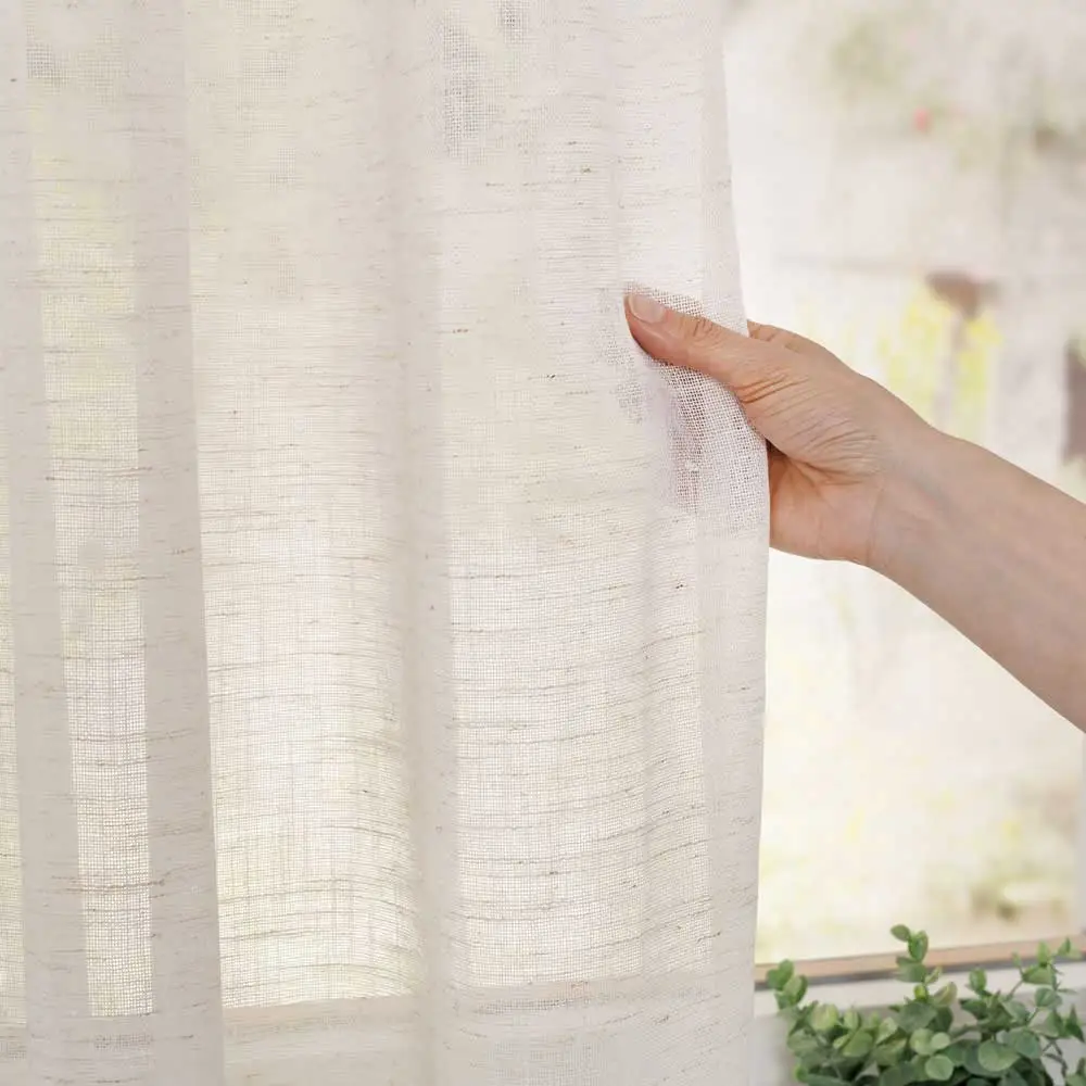 Transparenter Gardinenvorhang aus Leinen in der Detailansicht