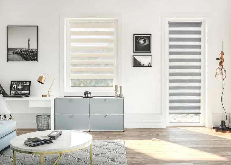 Doppelrollos in Beige mit Sichtschutzfunktion in bodentiefen Fenster