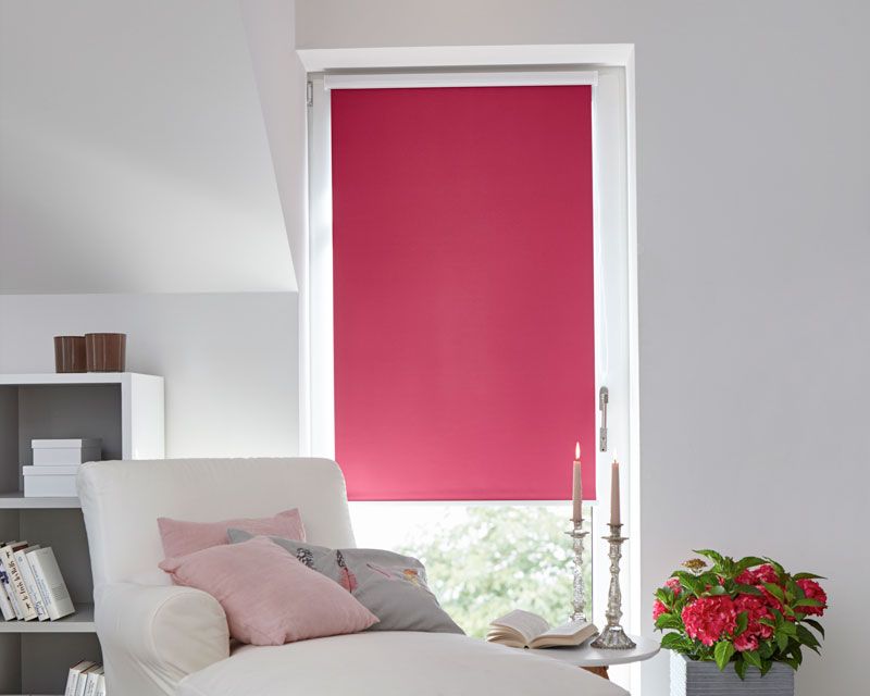 Rollo zur Verdunklung mit Thermofunktion in Rot angebracht in einem bodentiefen Fenster Rollo zur Verdunklung mit Thermofunktion in Rot angebracht in einem bodentiefen Fenster