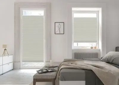 Plissees in Beige mit Hitzeschutzfunktion in einem Schlafzimmer