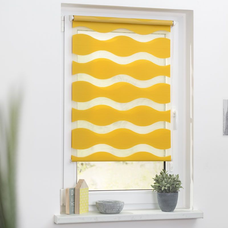 Doppelrollo in der Farbe Gelb mit Muster angebracht in einen Fenster