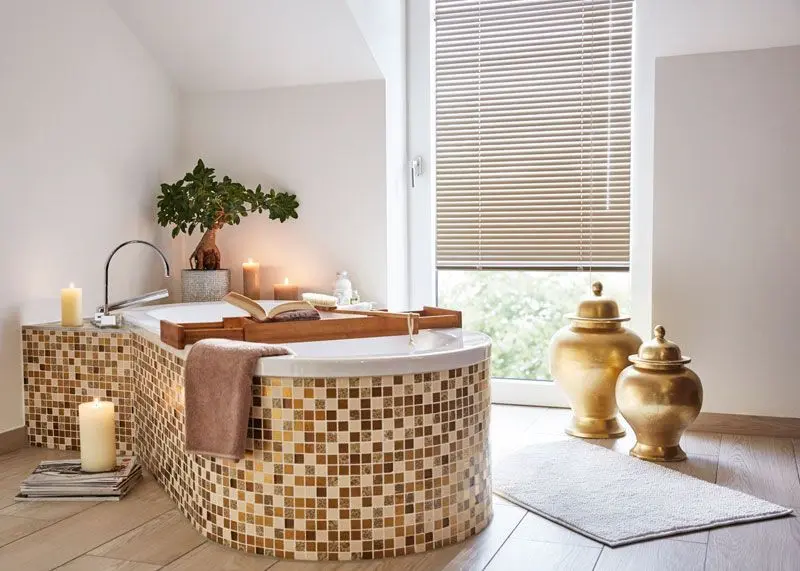 Jalousien mit Sichtschutz für das Badezimmer in einen bodentiefen Fenster