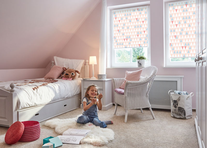 Blickdichtes Rollo für das Kinderzimmer mit Motiv aus bunten Dreiecken Blickdichtes Rollo für das Kinderzimmer mit Motiv aus bunten Dreiecken