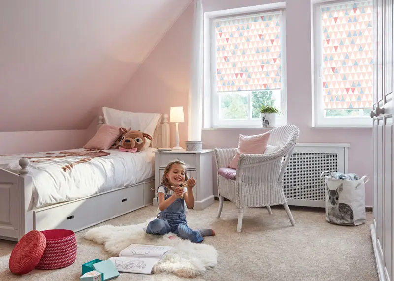 Blickdichtes Rollo für das Kinderzimmer mit Motiv aus bunten Dreiecken