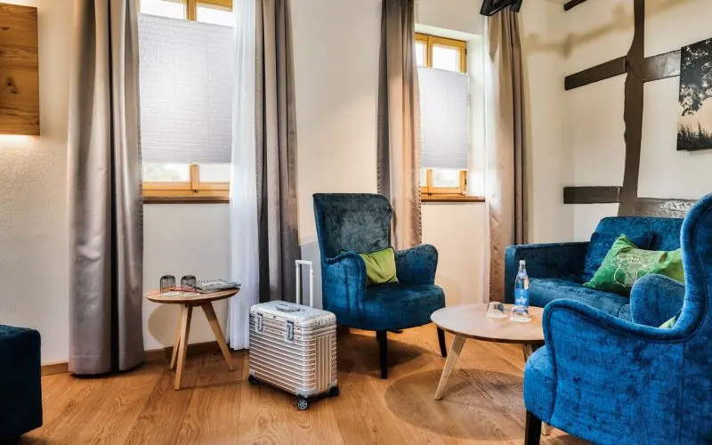 Plissee ohne Bohren in weiß verbaut in einem Hotelzimmer