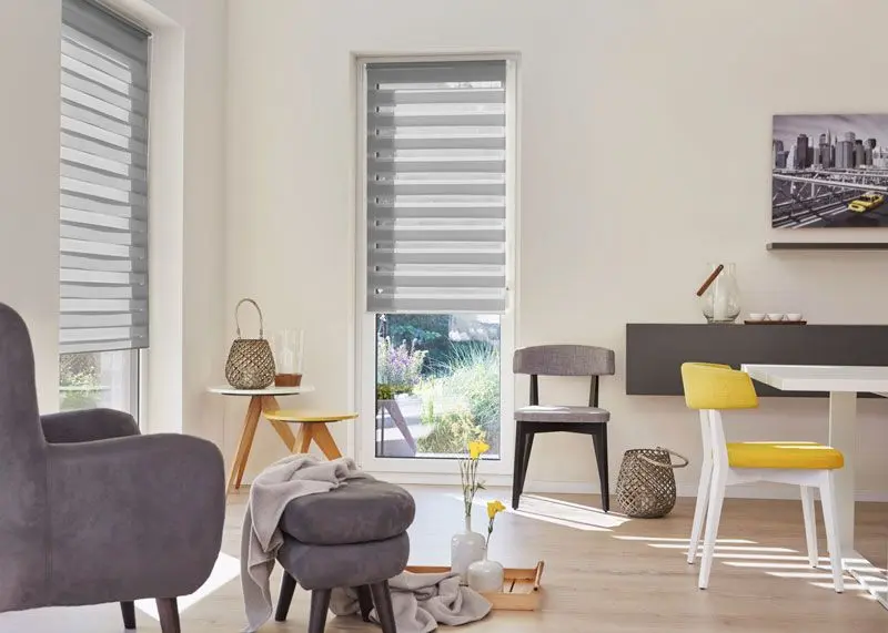 Doppelrollos in der Farbe Grau als Sichtschutz für bodentiefe Fenster und Türen