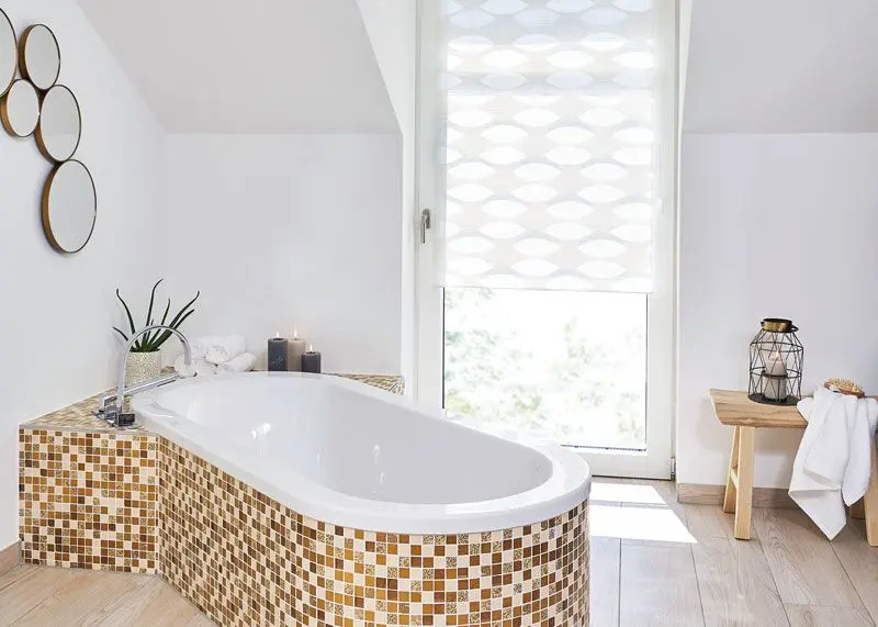 Doppelrollo für Badezimmer mit weißen Muster und blickdicht für bodentiefe Fenster