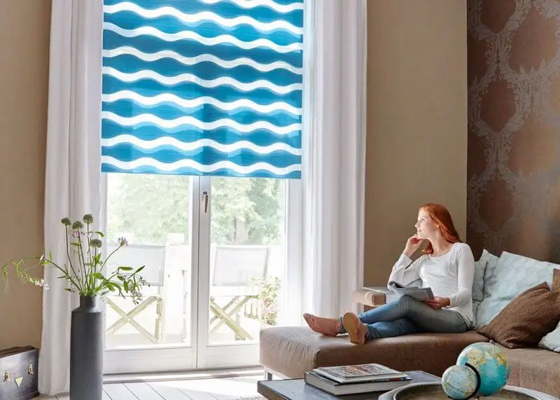 Doppelrollos in der Farbe Blau mit Muster und Lichtdurchlässigkeit für Terassentüren