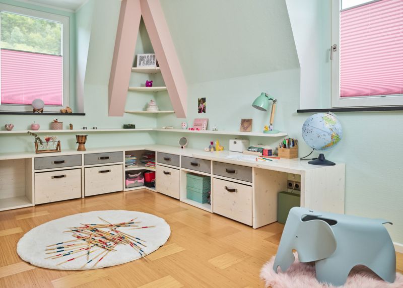 Plissees für das Kinderzimmer mit Sichtschutz in Rosa angebracht im Fenster Plissees für das Kinderzimmer mit Sichtschutz in Rosa angebracht im Fenster