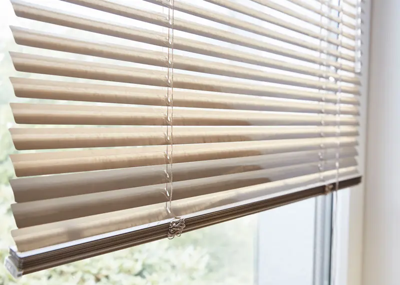 Jalousie-Badezimmer-buero-schlafzimmer-braun-beige