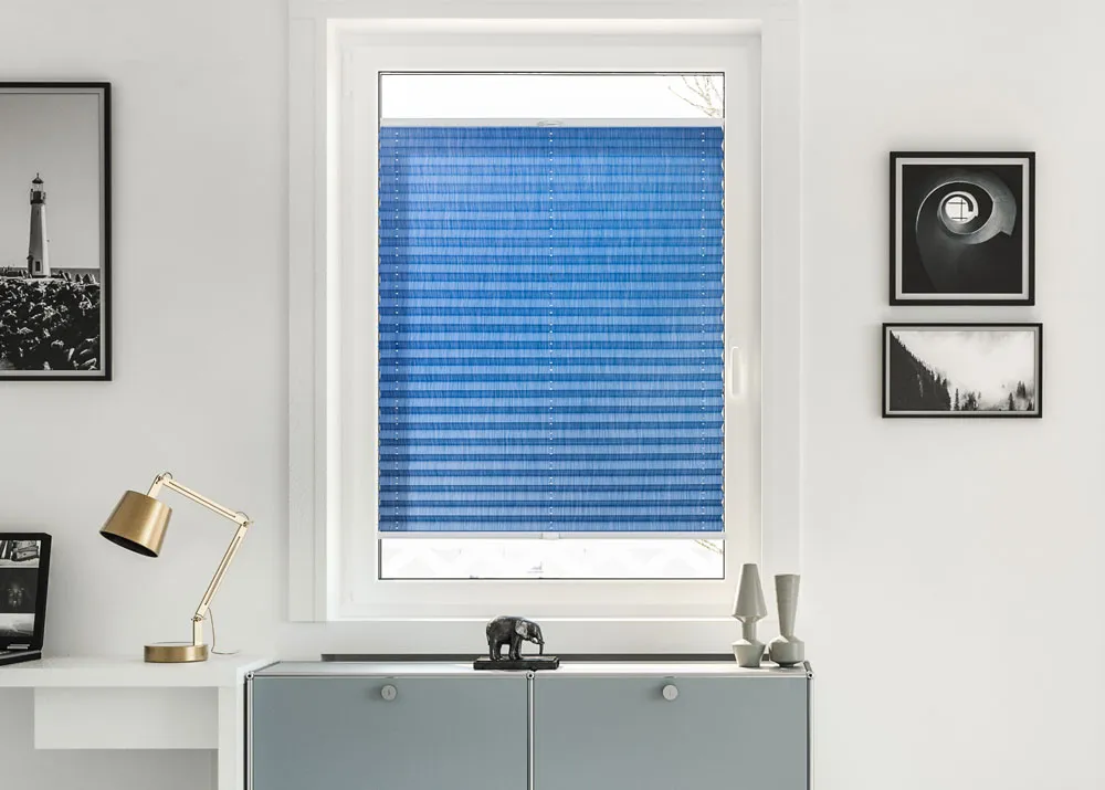 plissee-aus-recyceltem-stoff-sundsvall-blau-wohnzimmer-lichtblick