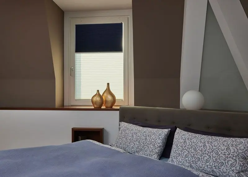 plissee-thermofunktion-verdunklung-schlafzimmer-blau-weiss
