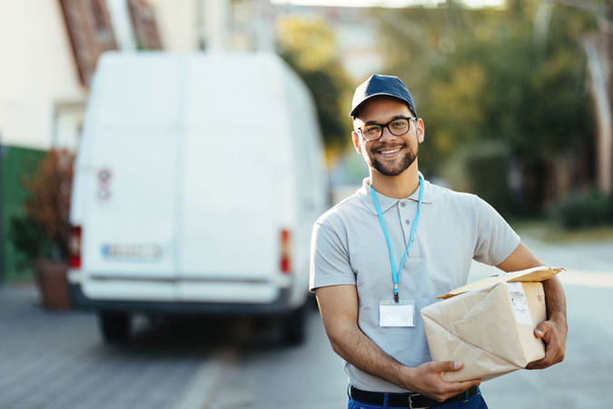 Lieferservice-Paketbote-kostenloser-Versand