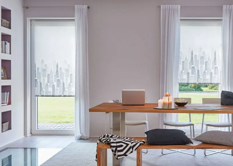 Rollo mit Motiv für das Wohnzimmer als lichtdurchlässiger Sichtschutz