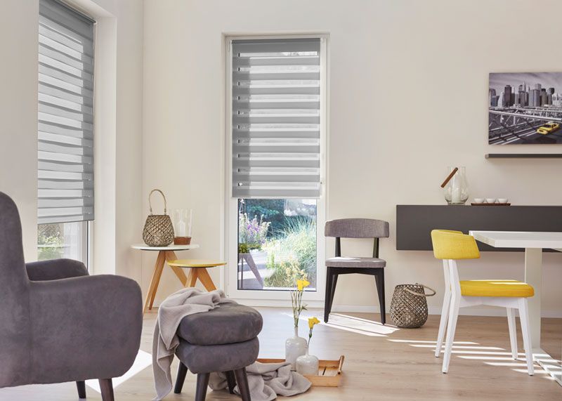 Doppelrollo als Sichtschutz für das Badezimmer angebracht in einem Fenster