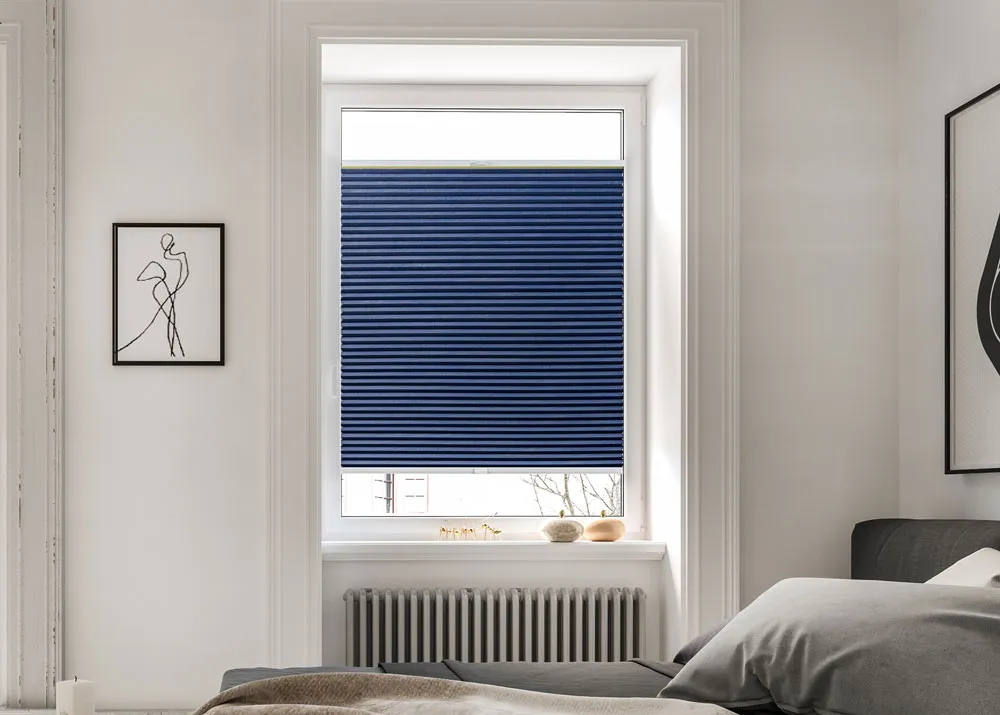 wabenplissee-verdunklung-oslo-schlafzimmer-thermo-blau-lichtblick