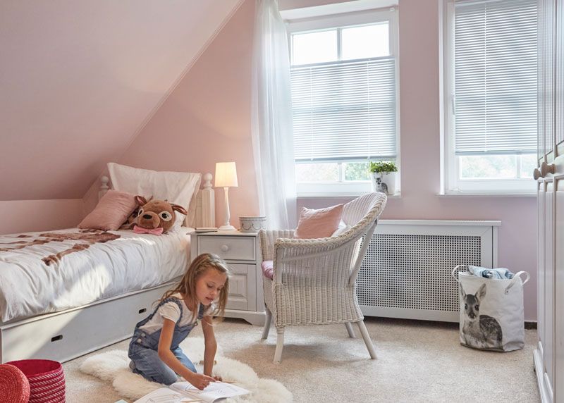 Jalousien zum Klemmen und Bohren in weiß in einem Kinderzimmer Jalousien zum Klemmen und Bohren in weiß in einem Kinderzimmer