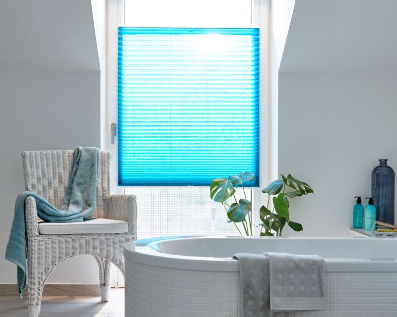 Plissee mit Lichtdurchlässigkeit in blau angebracht in einem Badezimmerfenster
