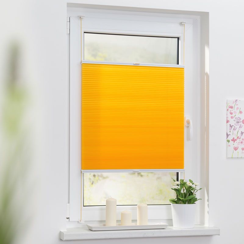 Plissees für Kinderzimmer in Gelb geklemmt in einem Fenster Plissees für Kinderzimmer in Gelb geklemmt in einem Fenster