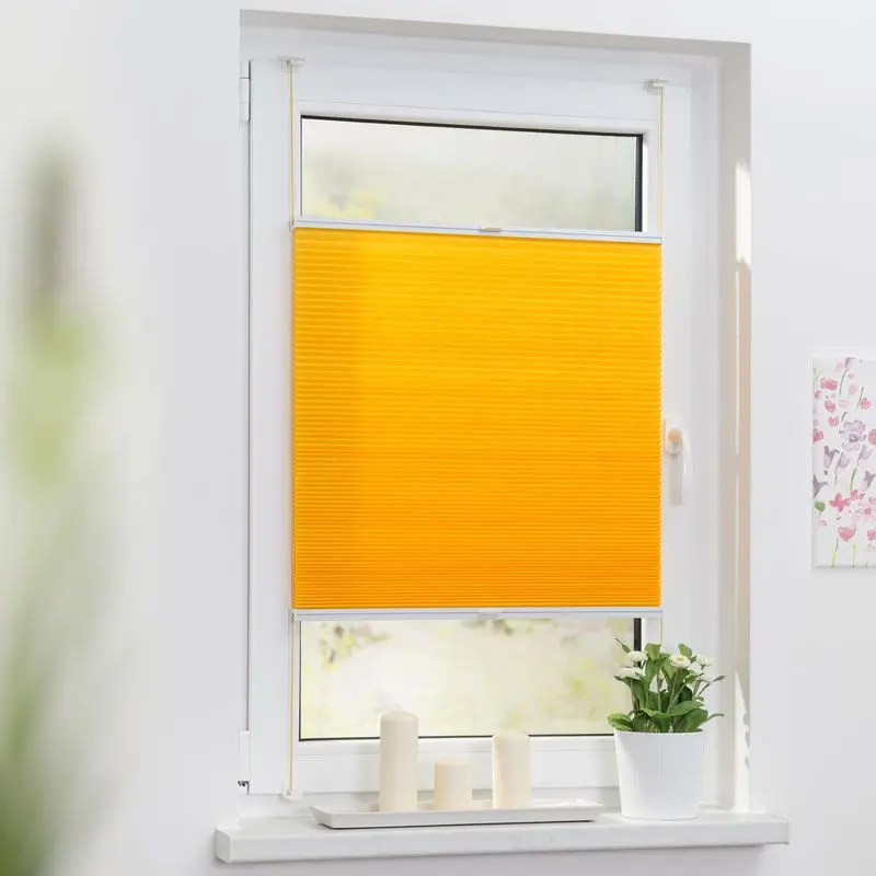 Plissees für Kinderzimmer in Gelb geklemmt in einem Fenster