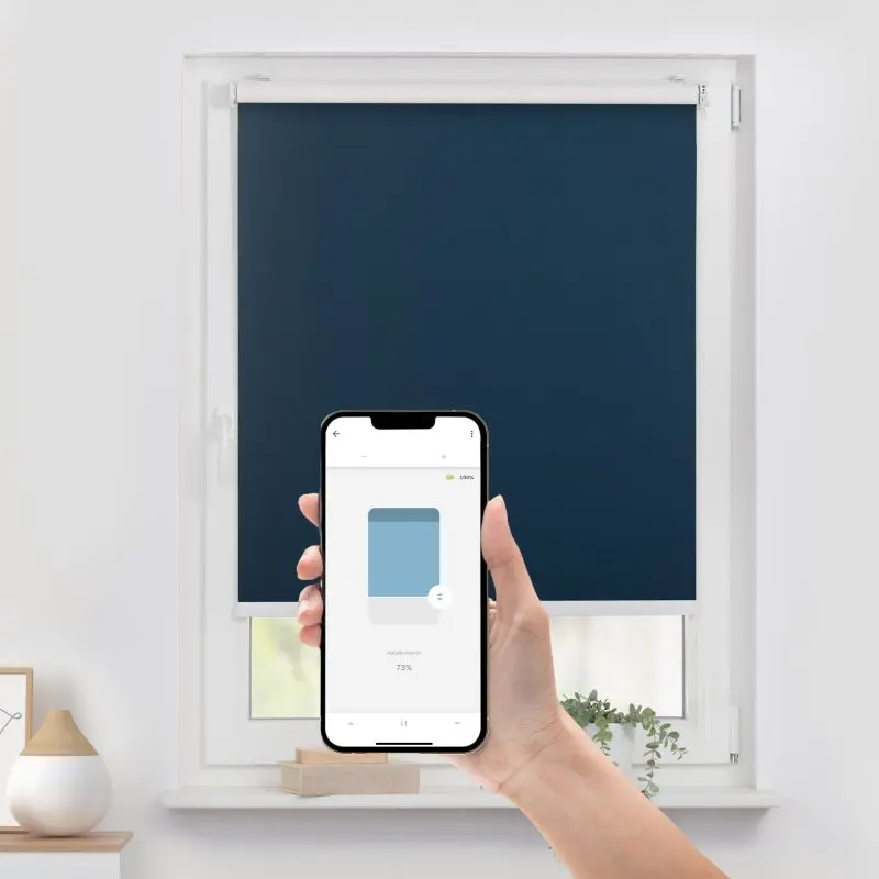 Elektrisches Rollo zur Verdunkelung mit Handysteuerung in Blau