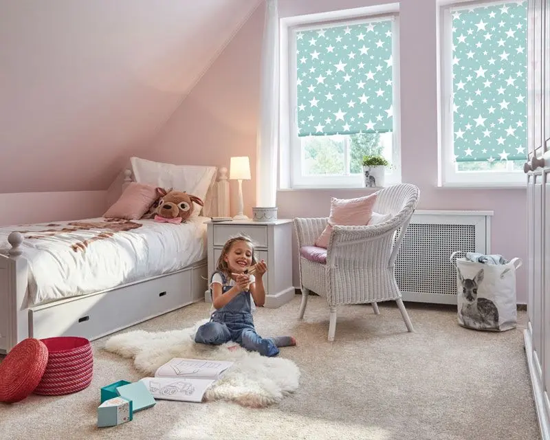 Rollos für verschiedene Räume mit Motiv angebracht in einem Kinderzimmerfenster