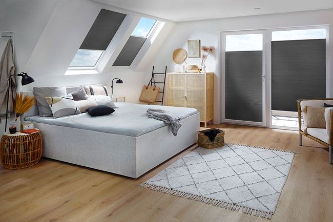 Plissees für das Schlafzimmer in schwarz-grau angebracht in Fenster, Dachfenster und Balkontür Plissees für das Schlafzimmer in schwarz-grau angebracht in Fenster, Dachfenster und Balkontür