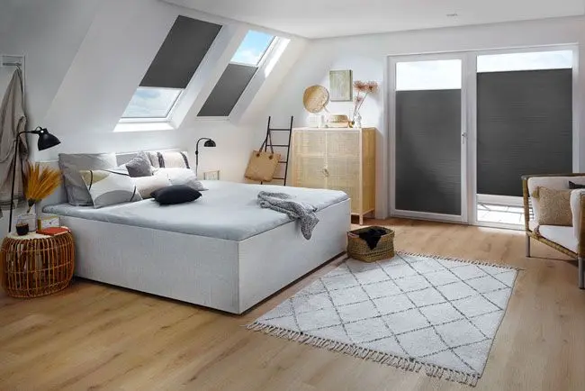 Plissees für das Schlafzimmer in schwarz-grau angebracht in Fenster, Dachfenster und Balkontür