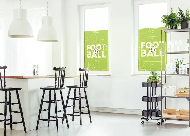 Fensterfolie mit einem Fußballmotiv in einem Küchenfenster