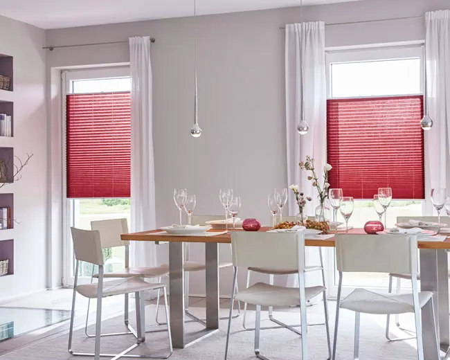 Plissees in Rot zum Klemmen und Bohren für Fenster und Balkontüren in einer Küche