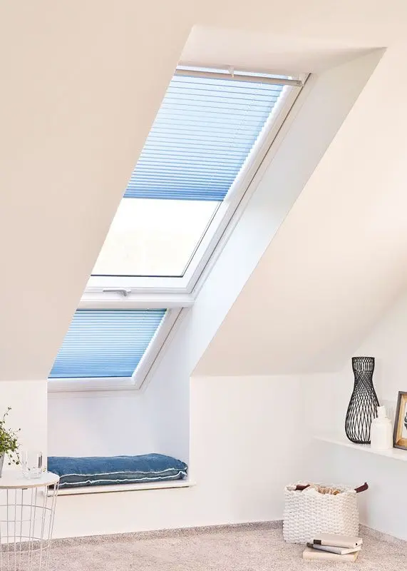 Dachfensterplissee in blau gebohrt in ein Schlafzimmerfenster