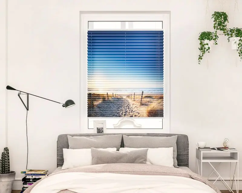 Blickdichte Plissee bedruckt mit einem Strandmotiv angebracht im Schlafzimmerfenster