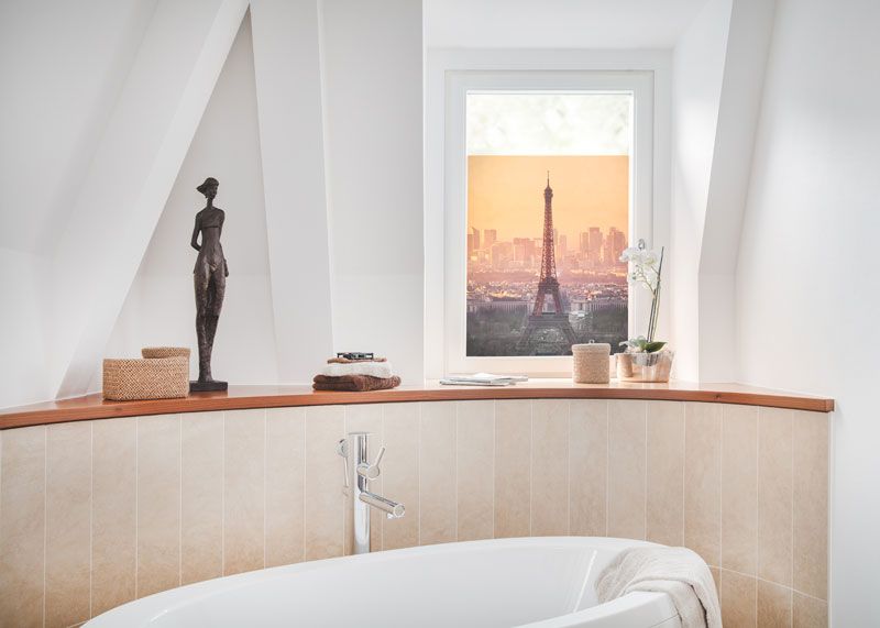 Fensterfolie mit Sichtschutz und Eifelturm-Motiv angebracht in einem Badezimmerfenster
