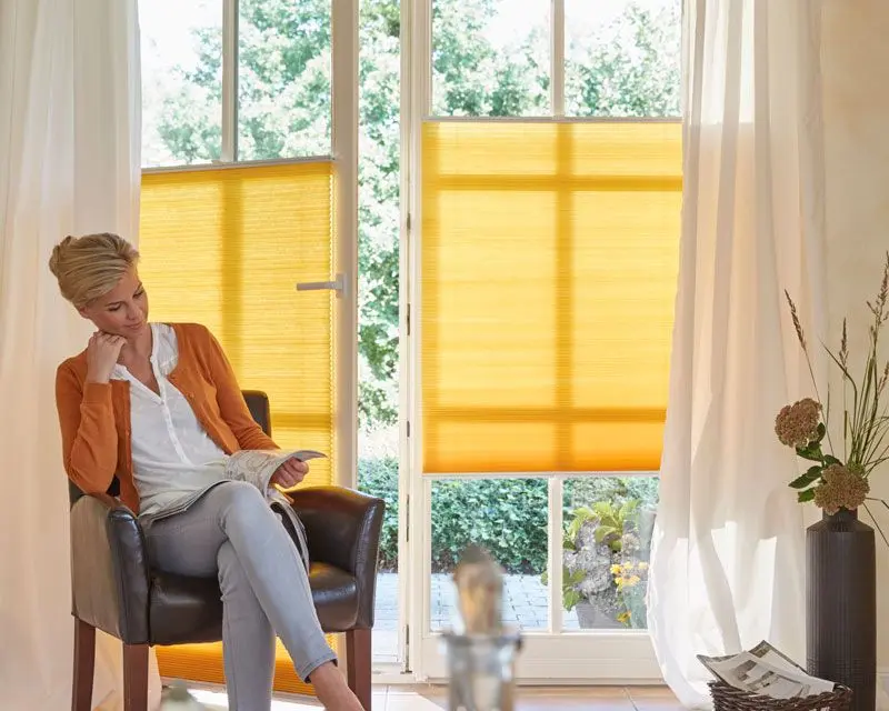 Plissees für den Wintergarten in lichtdurchlässigen Gelb angebracht in einer Terrassentür