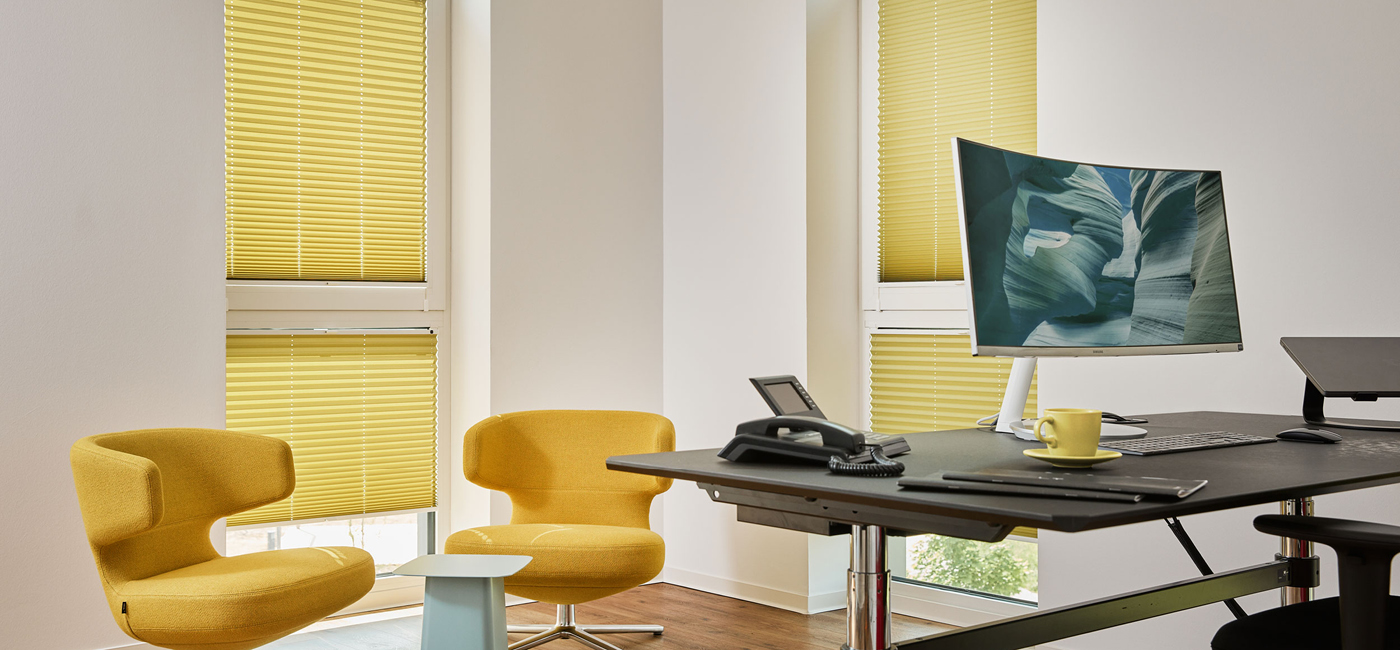 Plissess mit Sichtschutz für das Büro in Gelb angebracht in vielen Fenstern, Moebel, Tabelle, Schreibtisch, Dekoration für Zuhause, Überwachen, Moebel, Tabelle, Schreibtisch, Dekoration für Zuhause, Stuhl