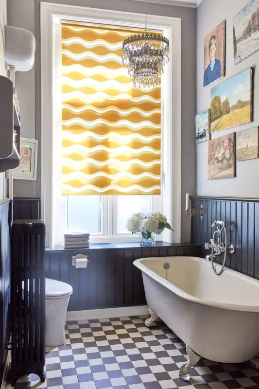 Doppelrollo in Gelb mit Wellenmuster für das Badezimmer als Sichtschutz