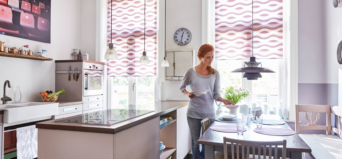 Doppelrollos mit Mustern für Fenster und Türen zum Klemmen und Bohren in einer Küche